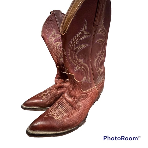 Justin Boots Shoes - Justin’s Mahogany Leather with Chestnut stitching. Classic cowboy embroidery